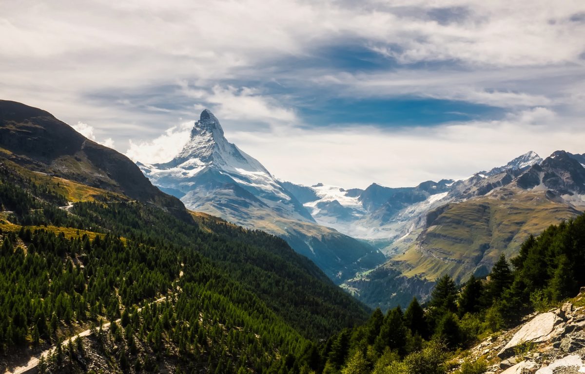 Fazer esqui é nos Alpes suíços