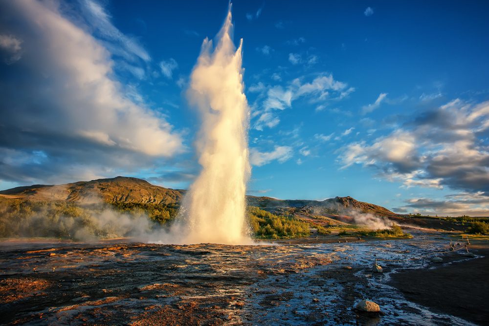 Geiser Strokkur / foto de Yevhenii Chulovskyi / Shutterstock