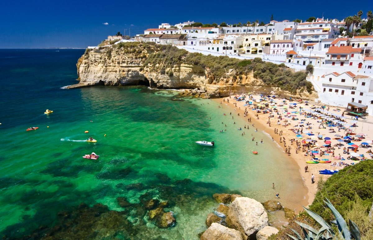 Praia do Carvoeiro eleita melhor praia da Europa 2018