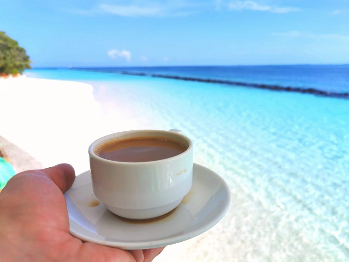 Tomar o pequeno-almoço na praia