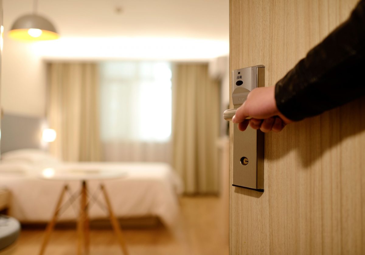 depositar os originais no cofre do hotel
