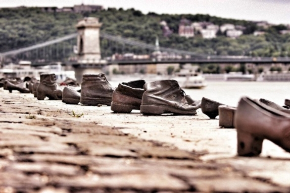 sapatos esculpidos em bronze