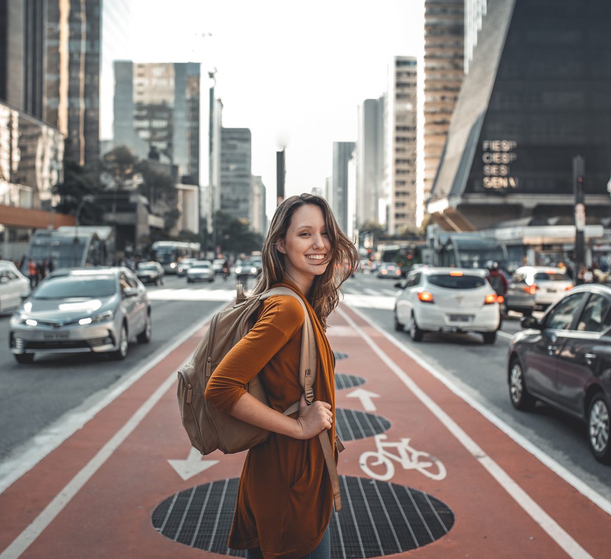Viajar ou casar, o que torna alguém mais feliz?
