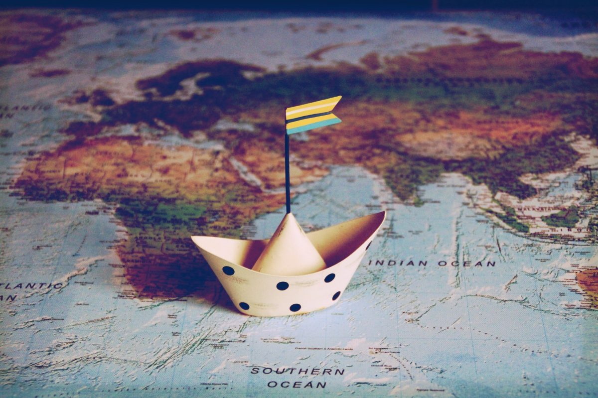 cruzeiros barco de papel num mapa