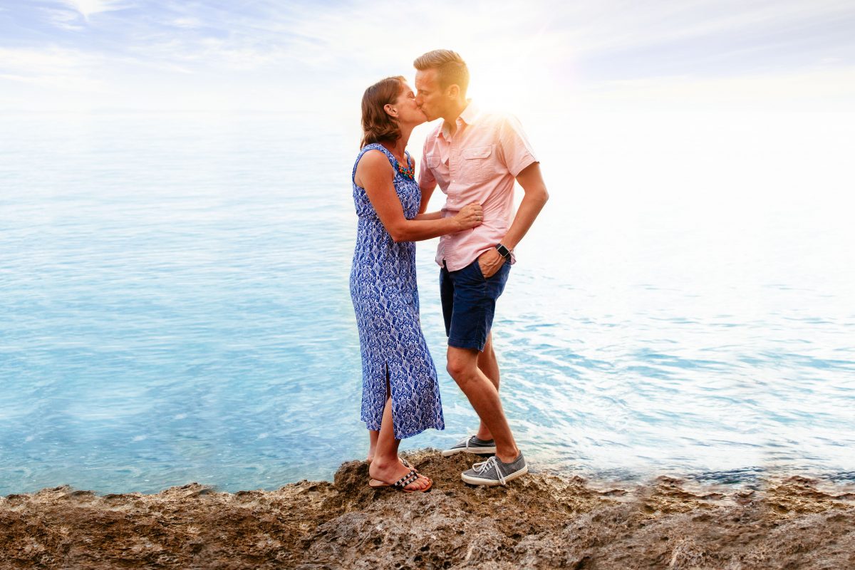 casal apaixonado junto ao mar