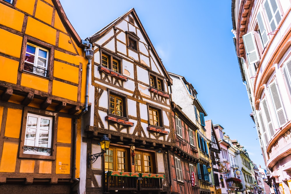 Casinhas coloridas e pontes floridas em Colmar