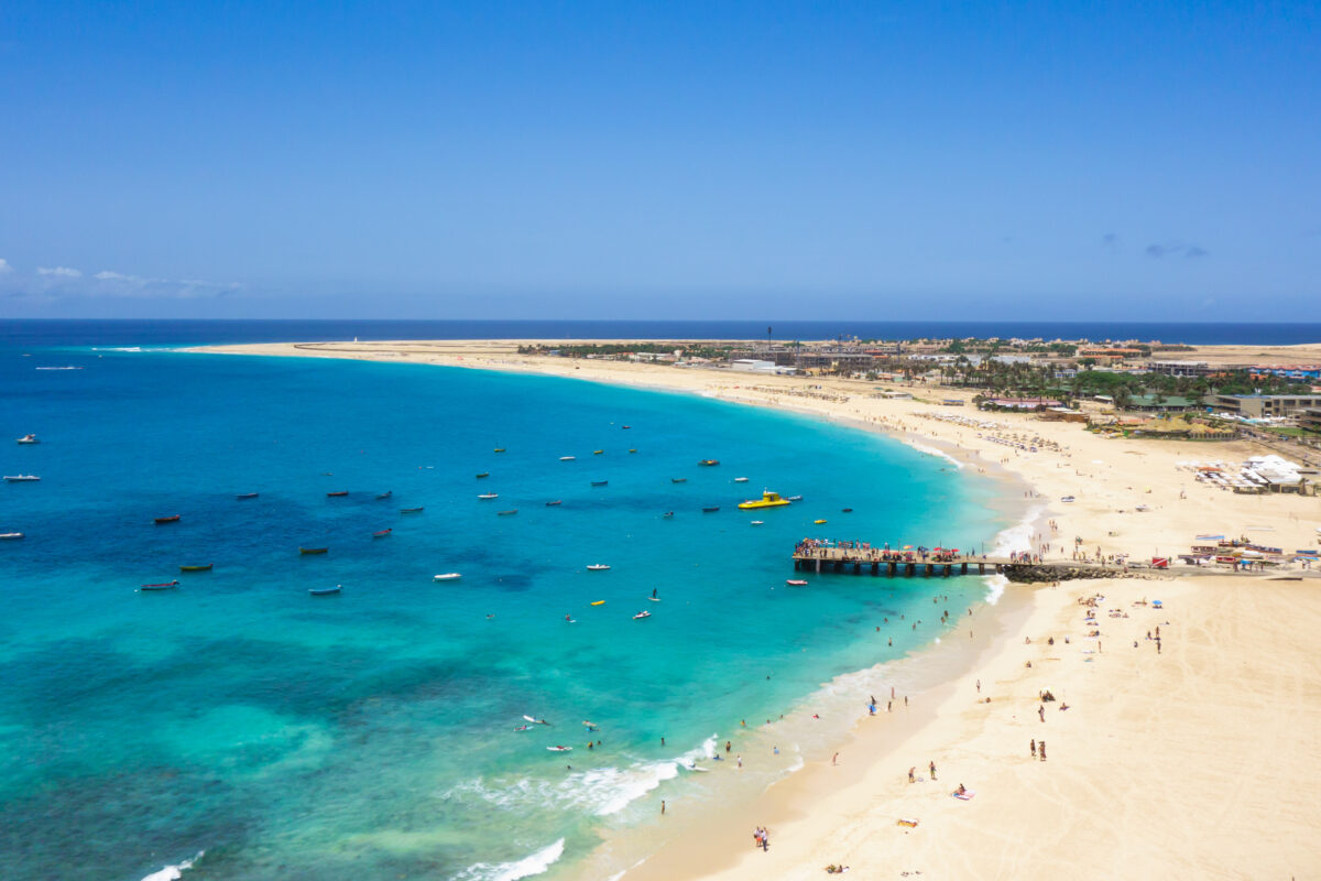 Praia de Santa Maria, Ilha do Sal / foto de Samuel Borges / Shutterstock