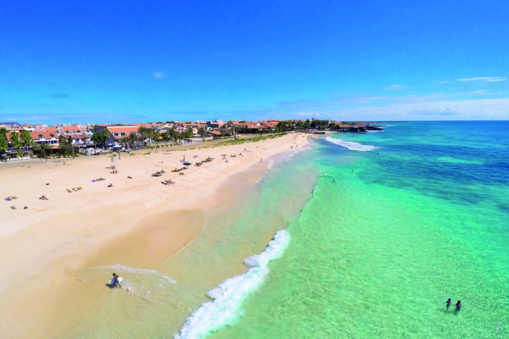 Passagem de Ano com sol e areia nos pés