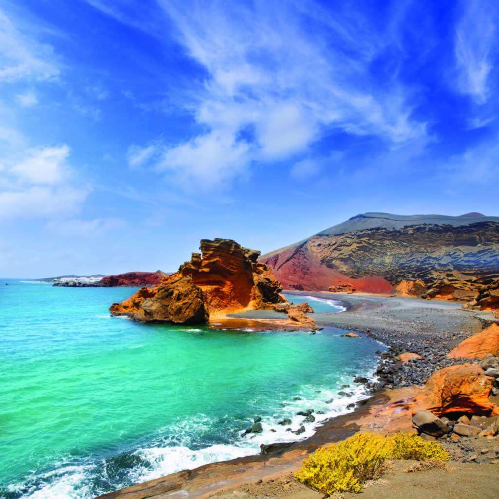 shutterstock_112656089-Lanzarote El Golfo Atlantic ocean near Lago de los Clicos in Canary Islands