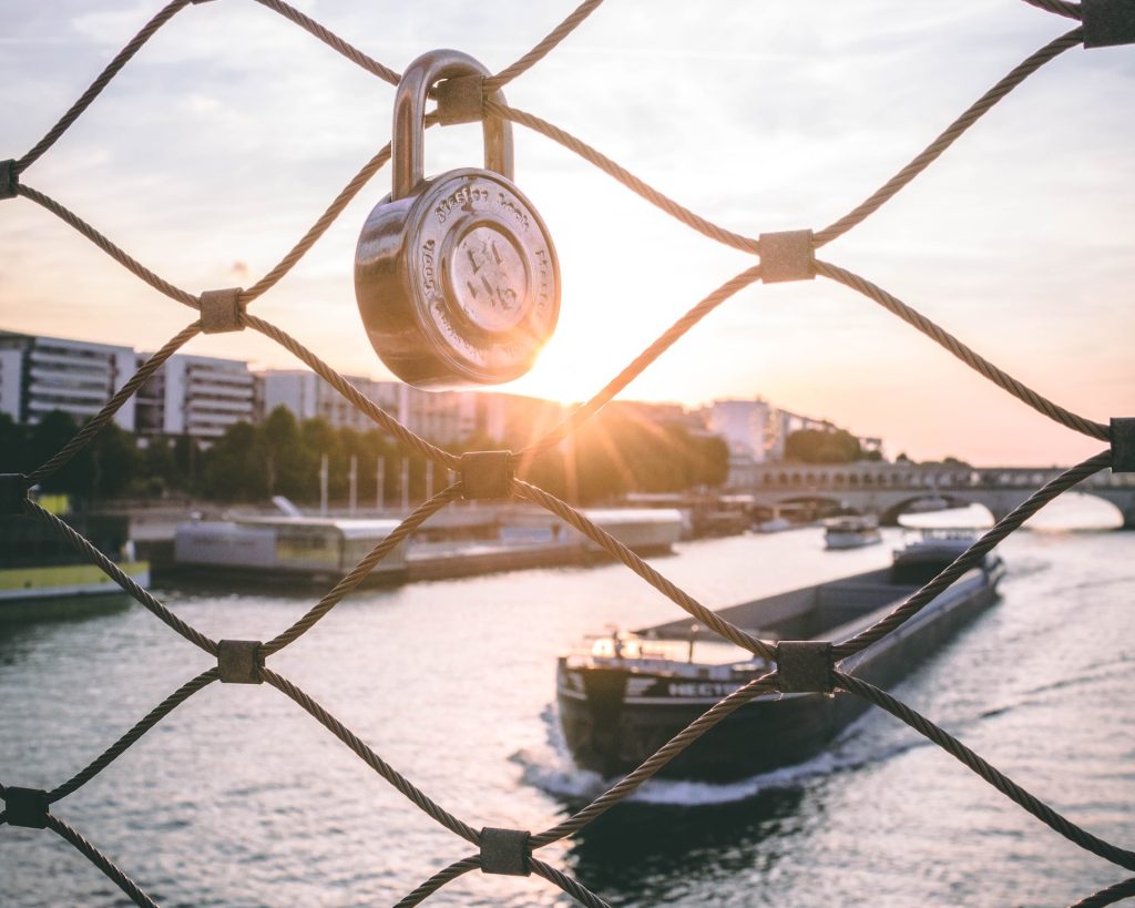 cadeado na ponte em paris, frança país mais visitado