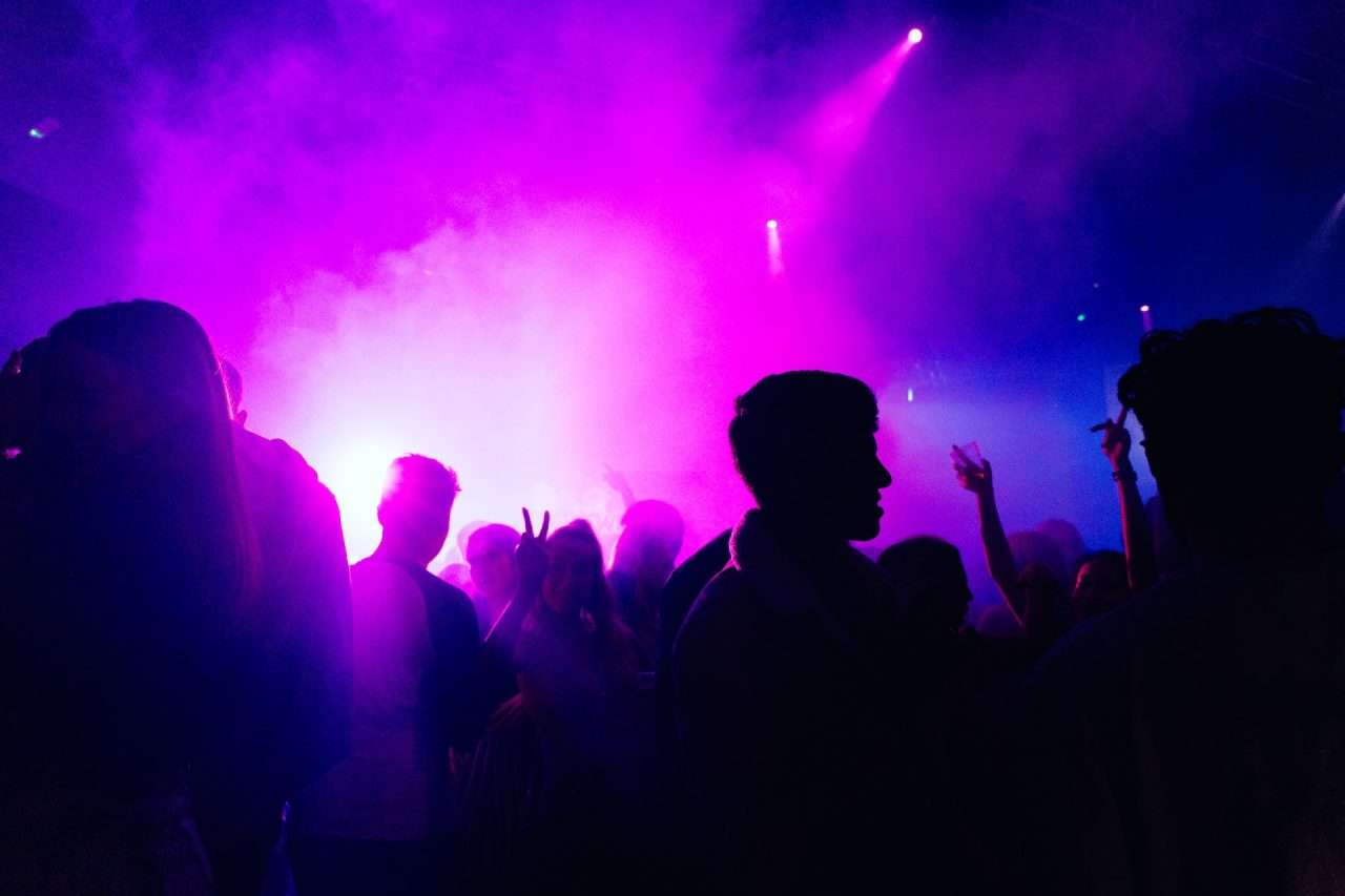 festa em bar, à noite