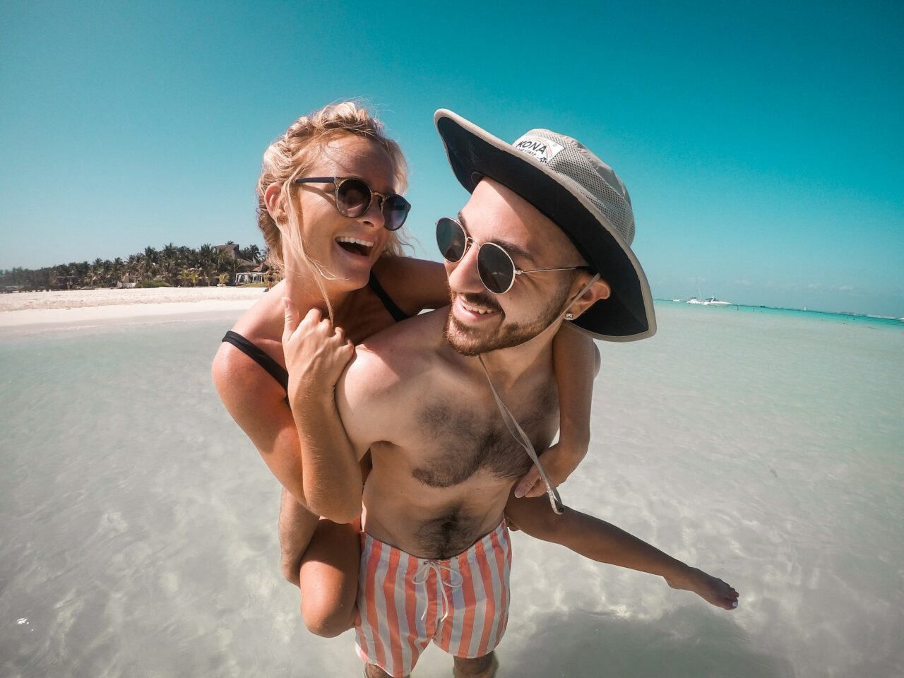 casal apaixonado numa viagem