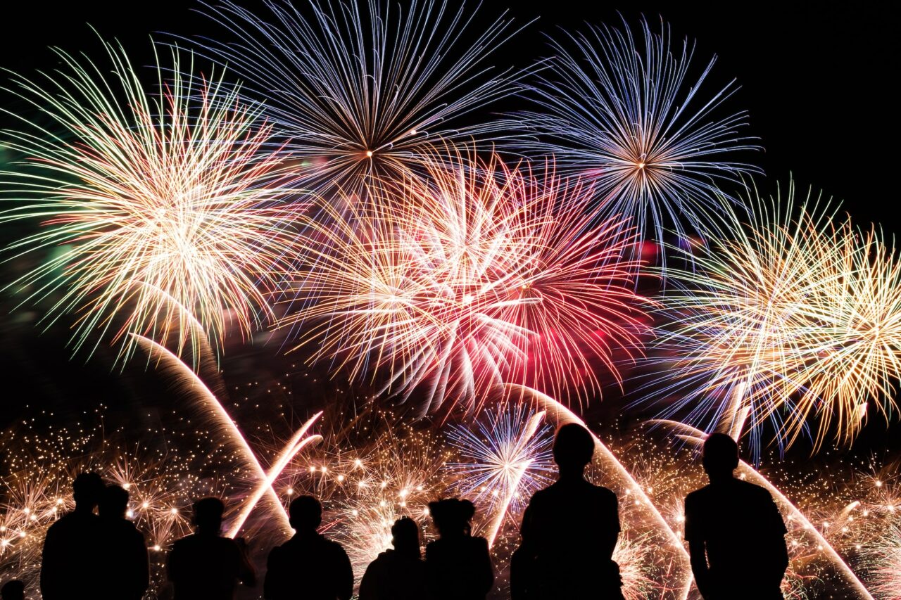 pessoas a ver fogo de artifício, Porque se solta fogo de artifício na Passagem de Ano?