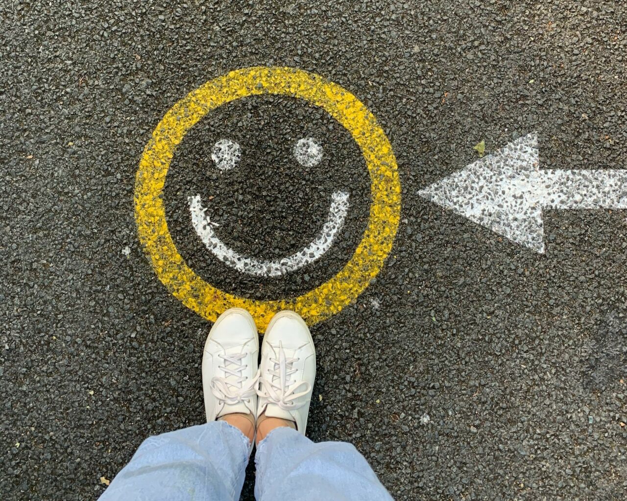 smile sorridente e motivador desenhado no alcatrão, Resoluções de Ano Novo: como realmente cumprir?