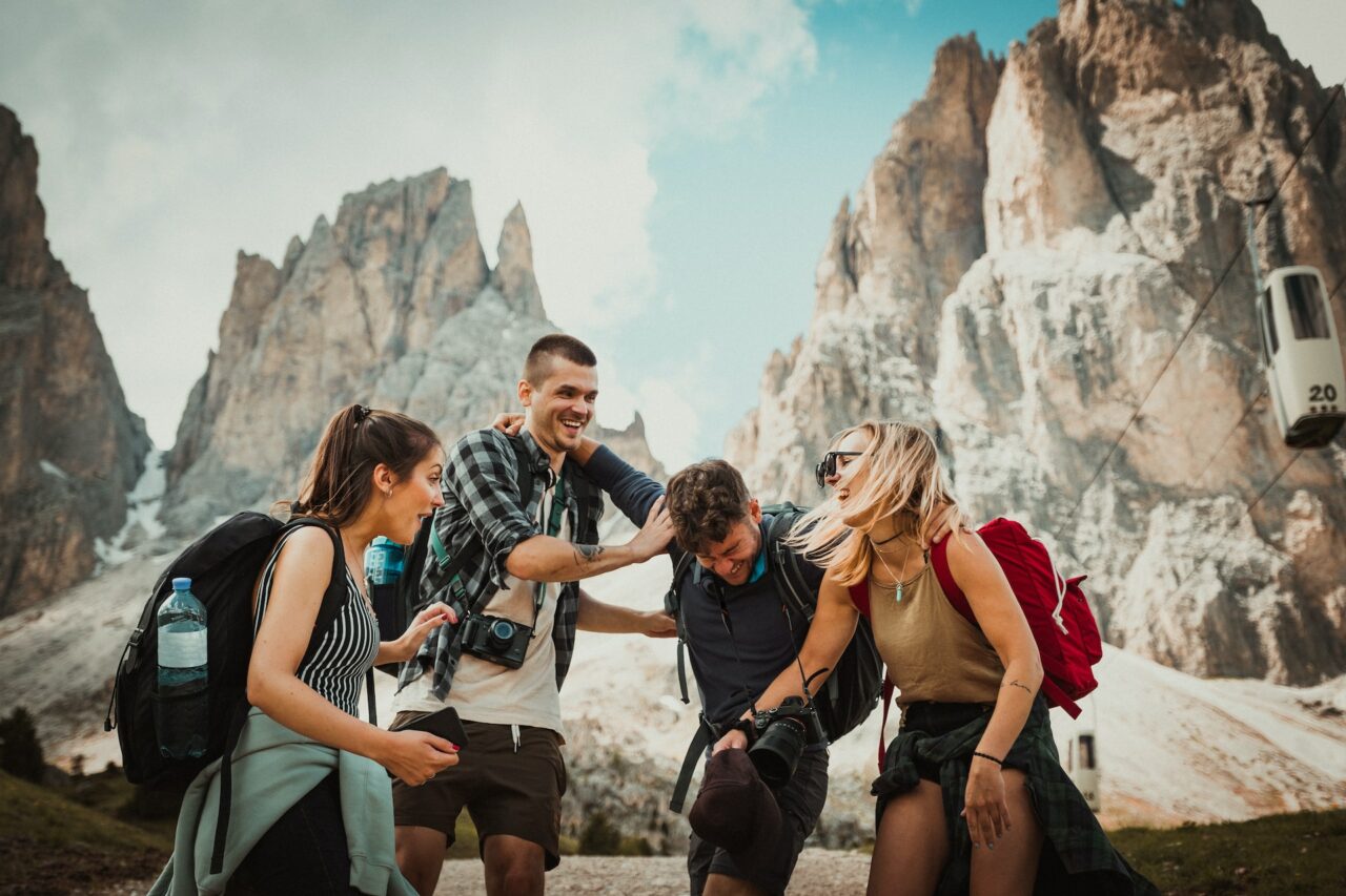 grupos de amigos nas montanhas felizes e animados