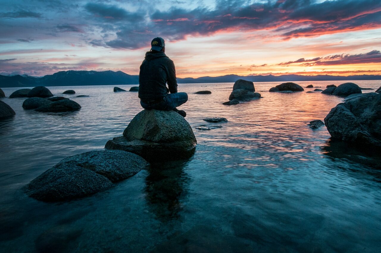 homem a ver o por do sol no mar, Viagens que transformam, Trends de viagem para 2024
