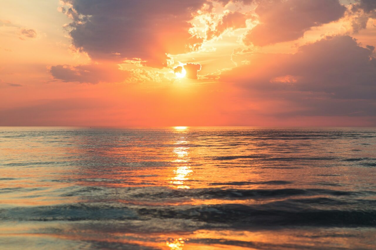 pôr do sol no mar