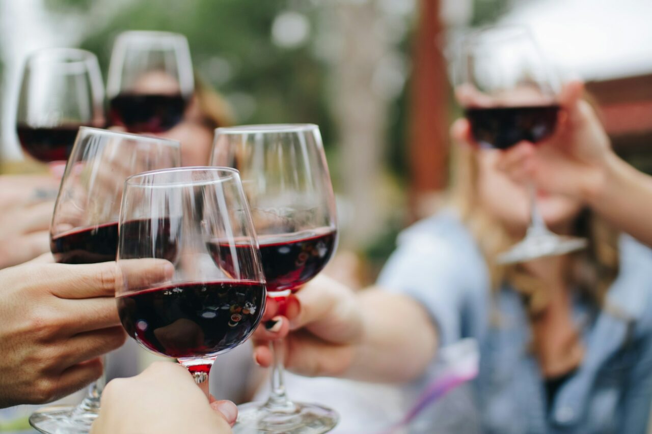 brinde com vinho, Passeios perfeitos em Portugal para celebrar o Dia do Pai