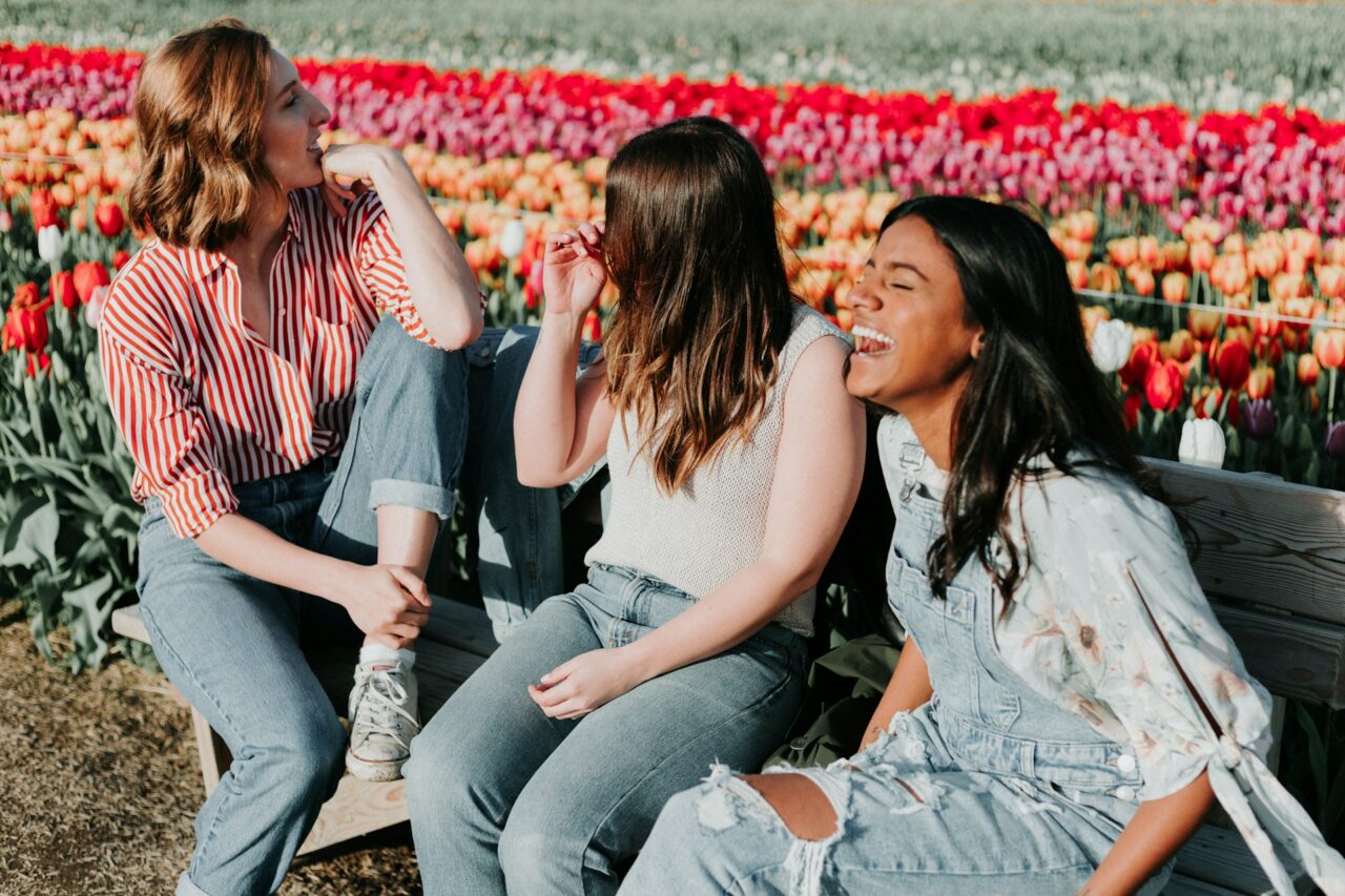 grupo de amigas felizes, destinos para viajar com as amigas