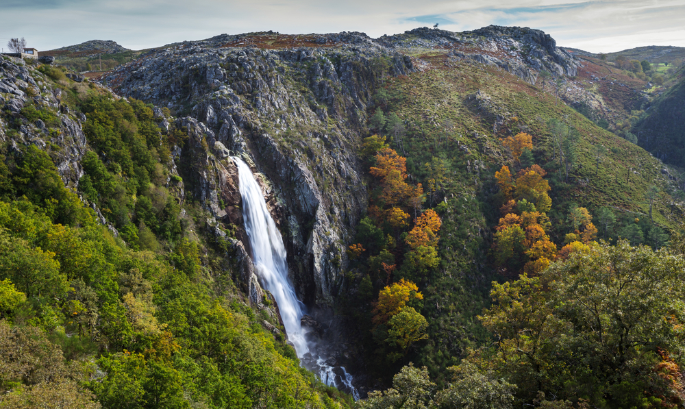 Piscinas naturais em Portugal para aproveitar os feriados; Cascata da Frecha da Mizarela, Arouca