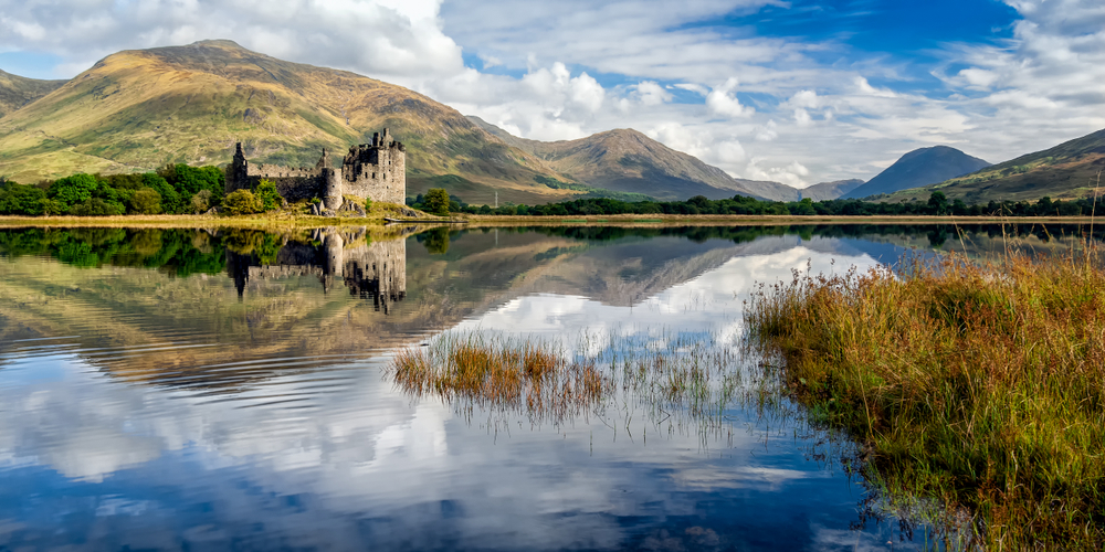 Ruínas do Castelo Kilchurn, Lago Awe, Escócia / Foto de R K Hill / Shutterstock