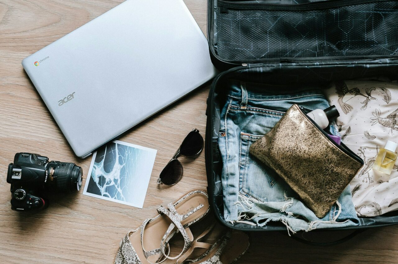 mala de mulher com objetos e roupas; Dicas para fazer um cruzeiro