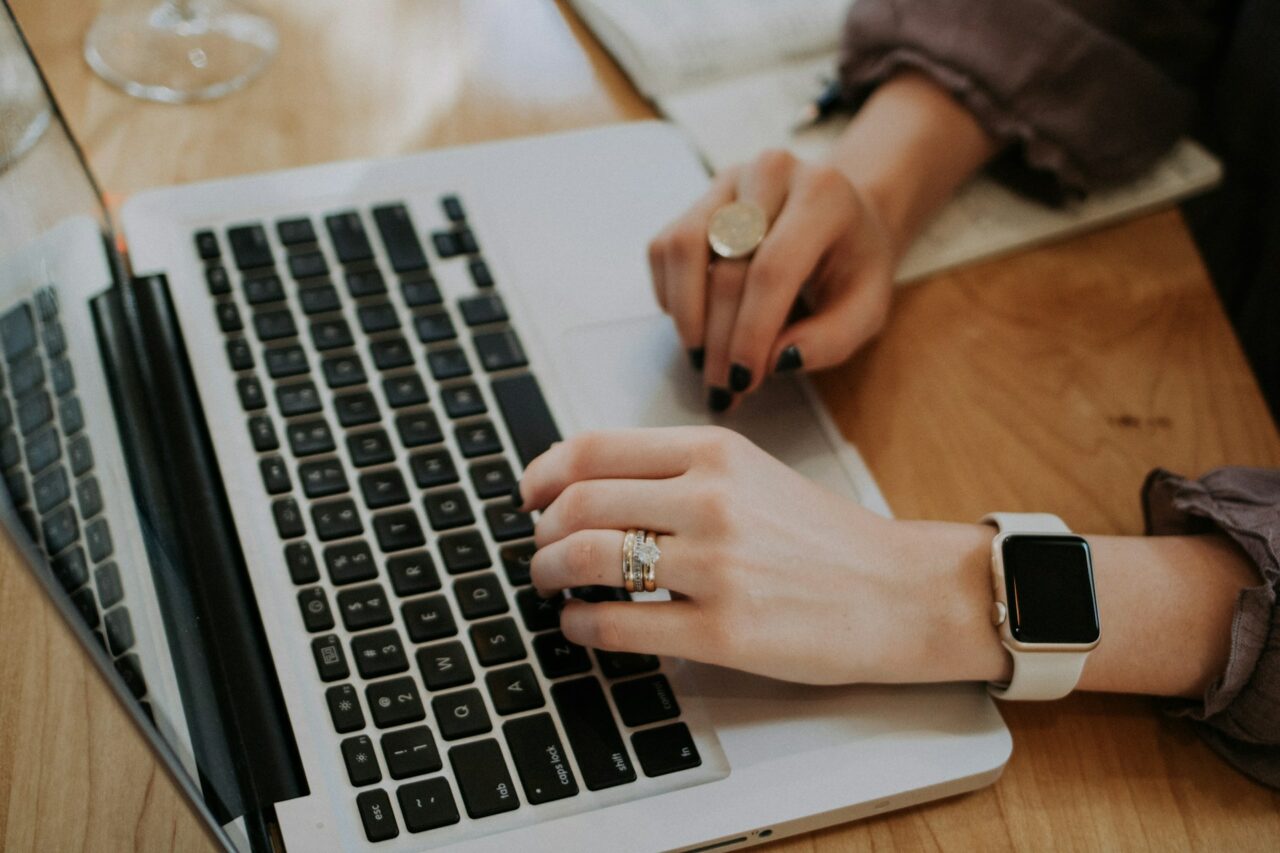 mulher a fazer pesquisa em computador portátil