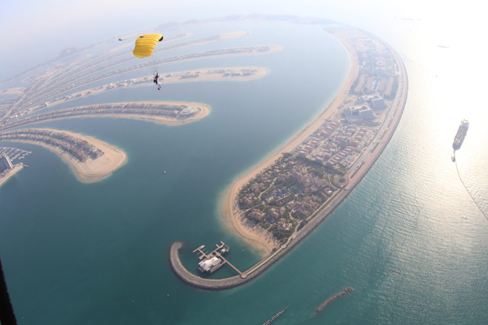 Salto de paraquedas no dubai, emoções fortes em viagens