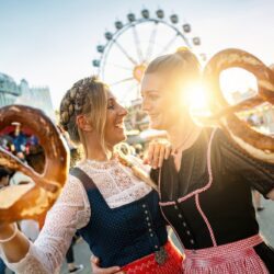 Quais as cidades que celebram o Oktoberfest?