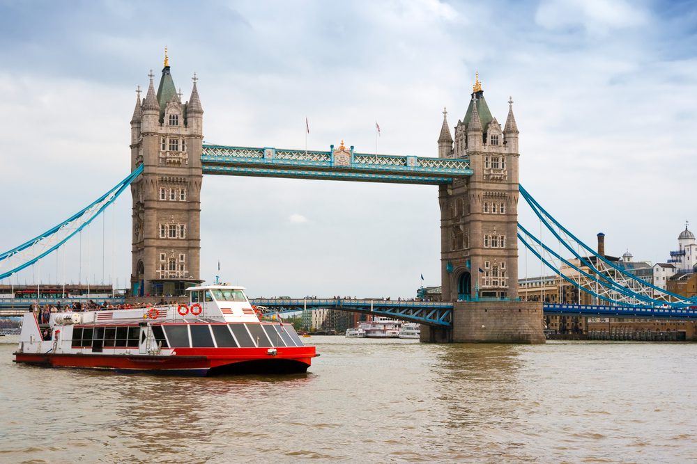 Barco no rio Tamisa com a Tower Bridge ao fundo