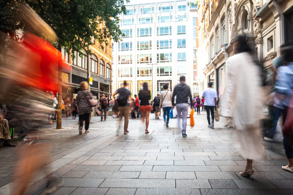 pessoas a caminhar no passeio