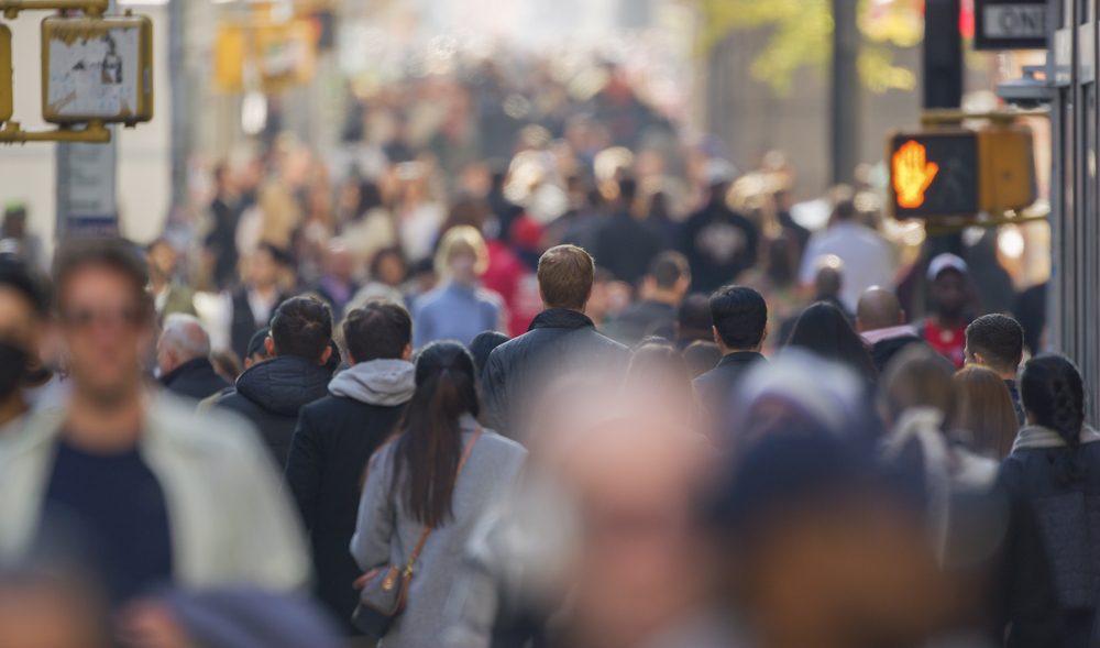 multidão de pessoas na rua