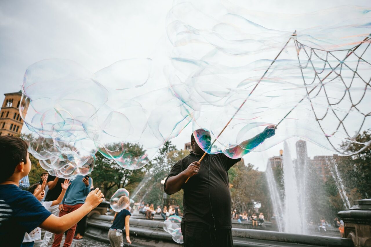 animador de rua com bolas de sabão gigantes