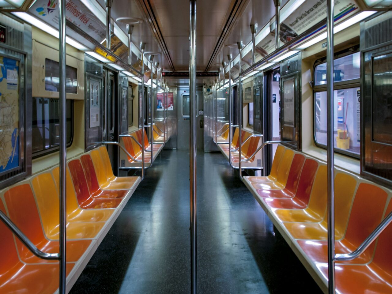 carruagem de metro vazia