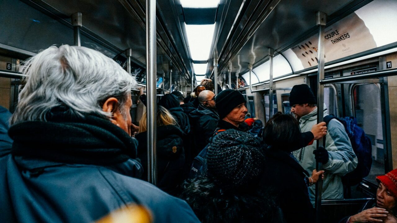 pessoas no metro
