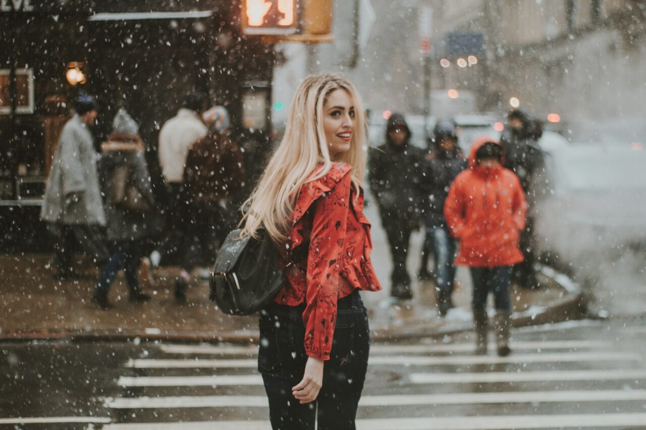 mulher na rua a atravessar a passadeira