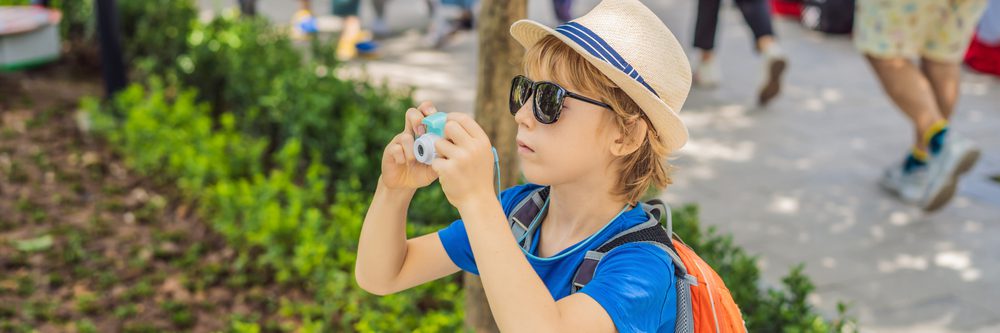 criança com máquina fotográfica
