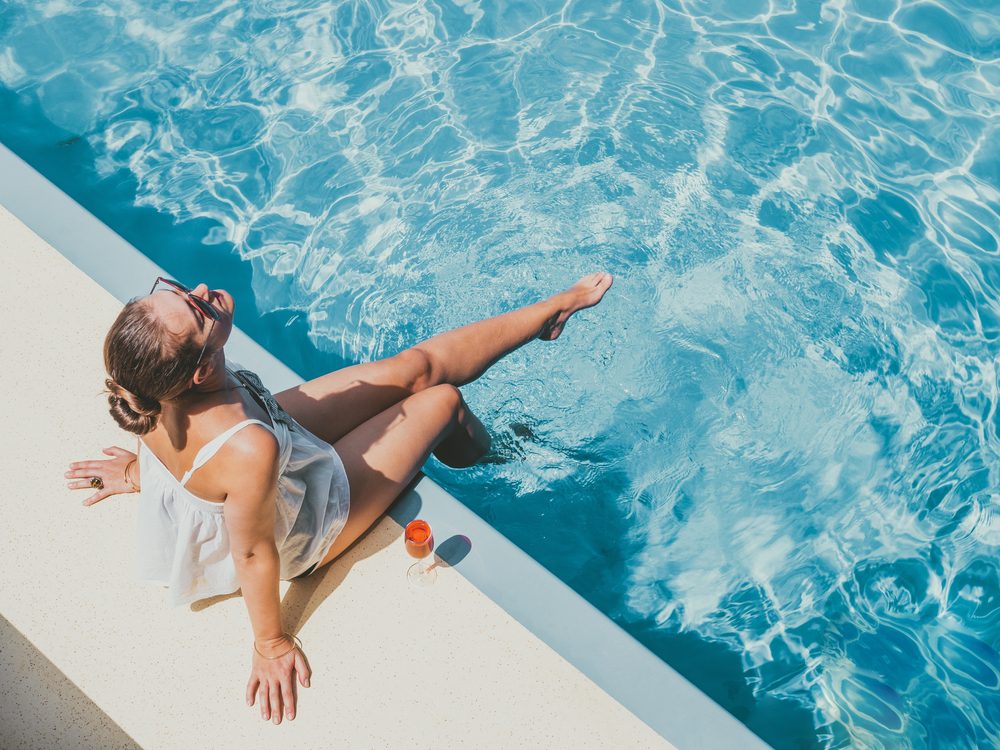 rapariga a aproveitar na piscina, Tendências de viagens para 2025