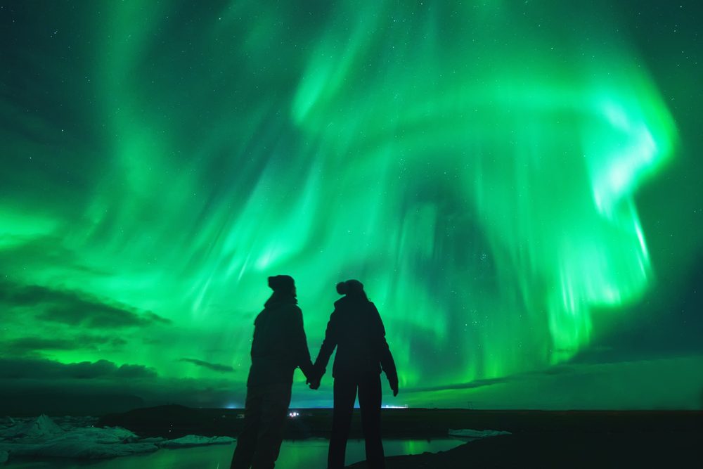 casal a ver aurora boreal na islândia, Tendências de viagens para 2025