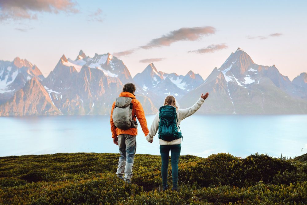 Casal nos Alpes Lyngen, Noruega