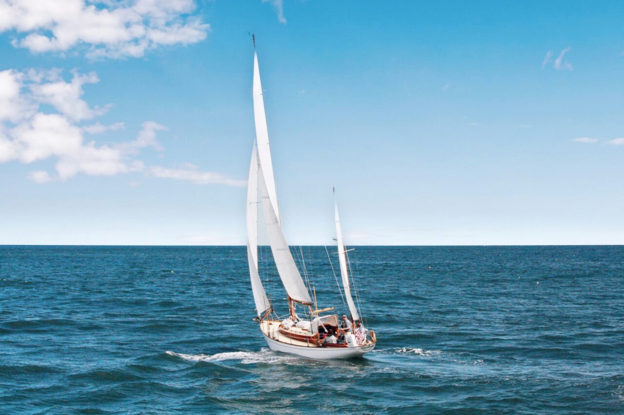 veleiro em alto mar