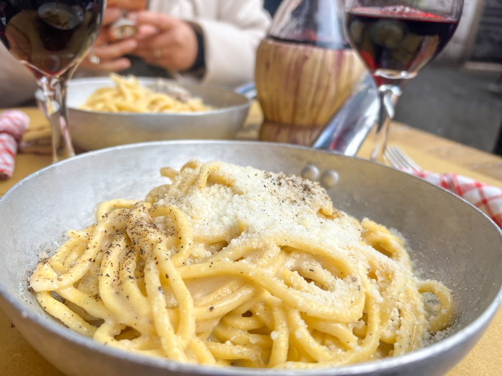 Típico prato de massa italiana, em restaurante em Roma, Itália