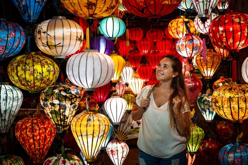 Rapariga a ver as lanternas em Hoi An, Coisas incriveis a fazer no Vietname
