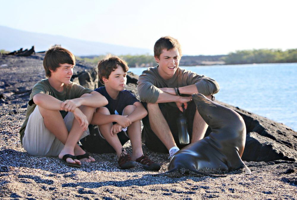 familia em galapagos com foca