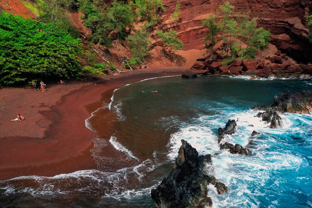 Kaihalulu Beach, Hawaii, Praias de areia vermelha