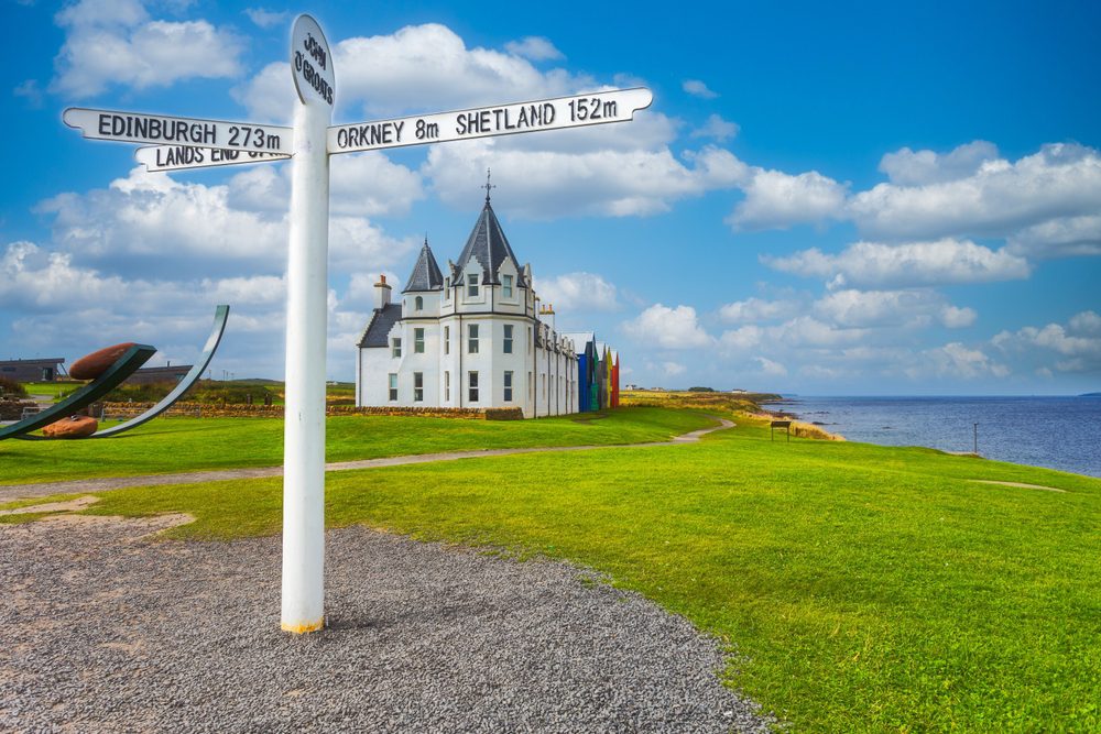 Placa direcionais no John O' Groats / Foto de Eyes Travelling / Shutterstock