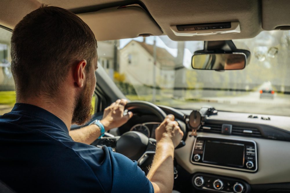homem a conduzir carro