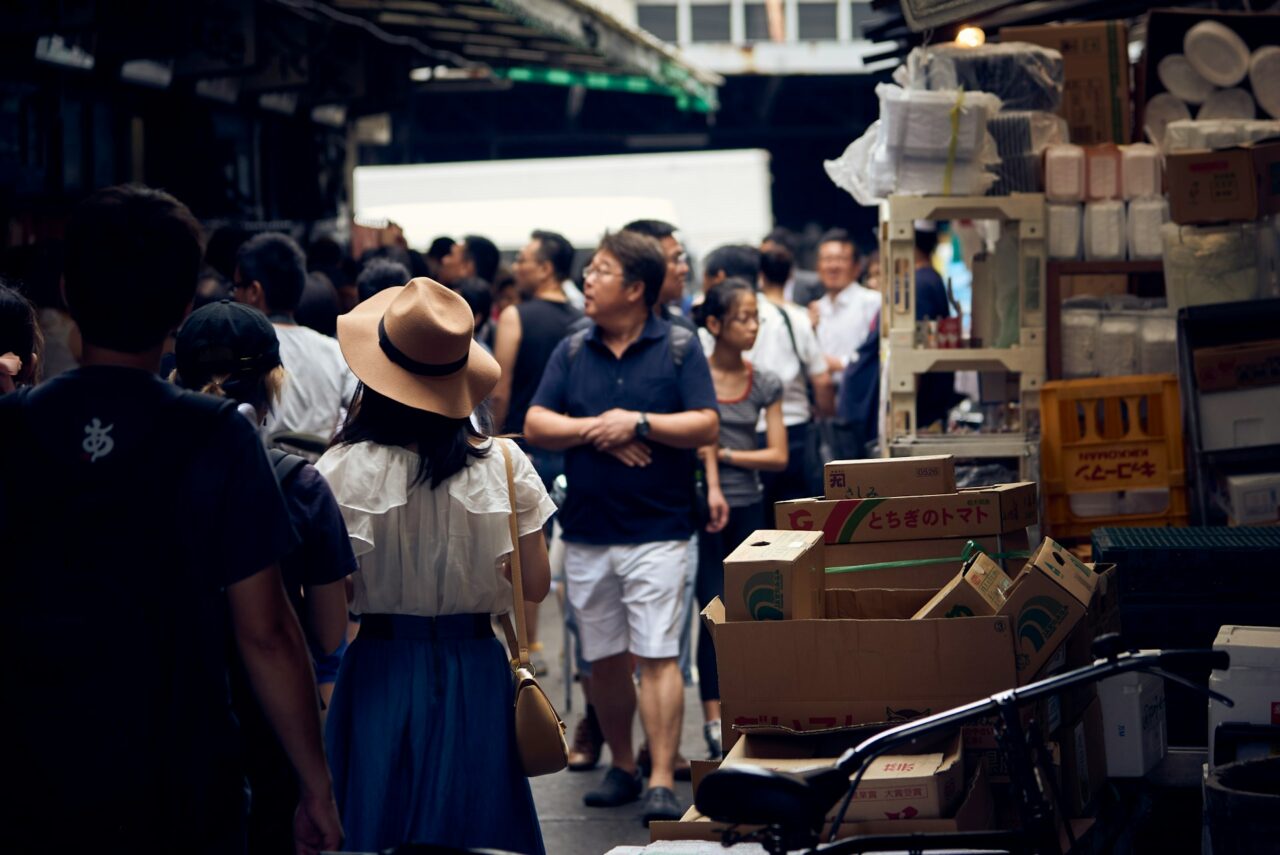 rua no japão com pessoas