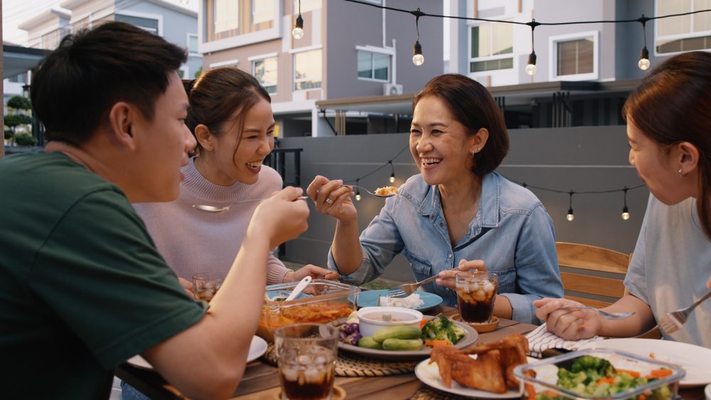 Família japonesa a fazer uma refeição, Regras do Japão
