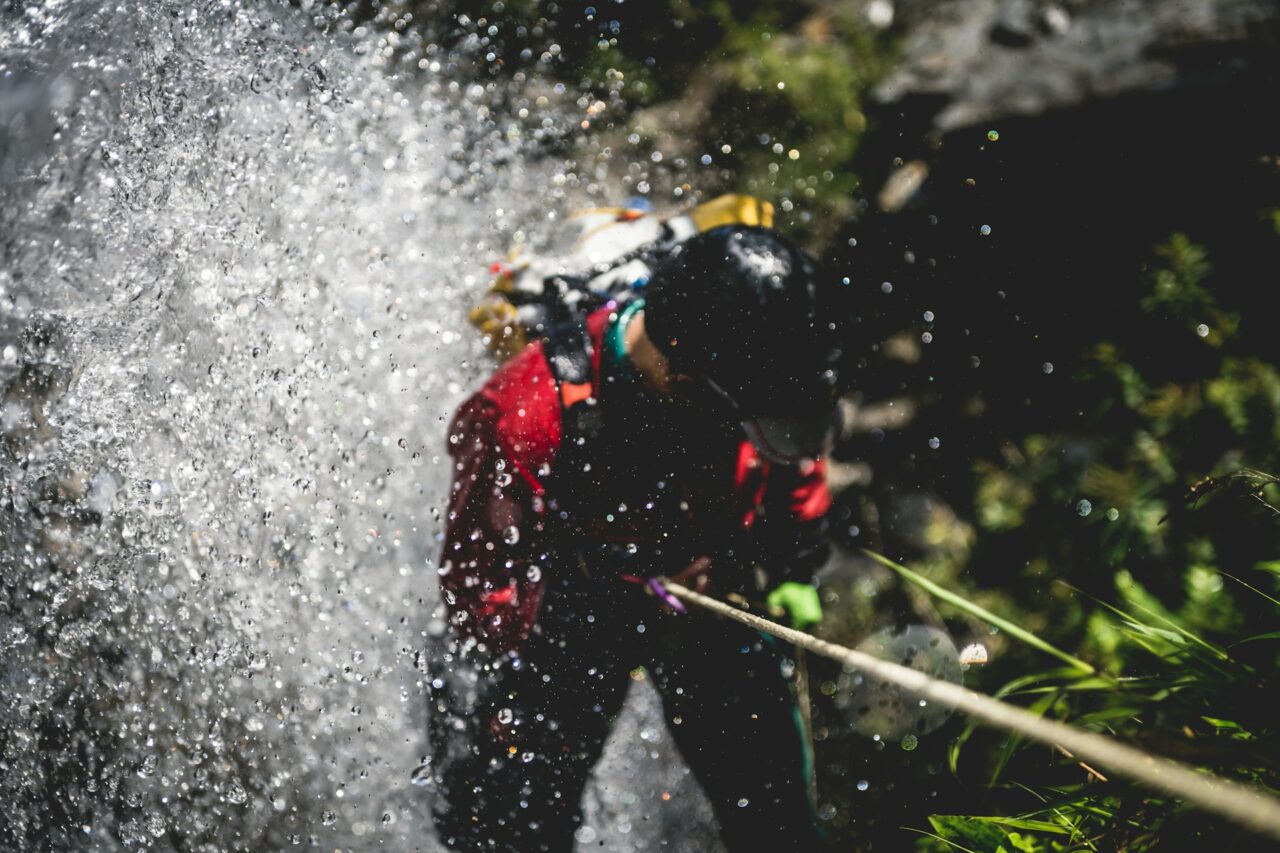 Pessoa a fazer canyoning